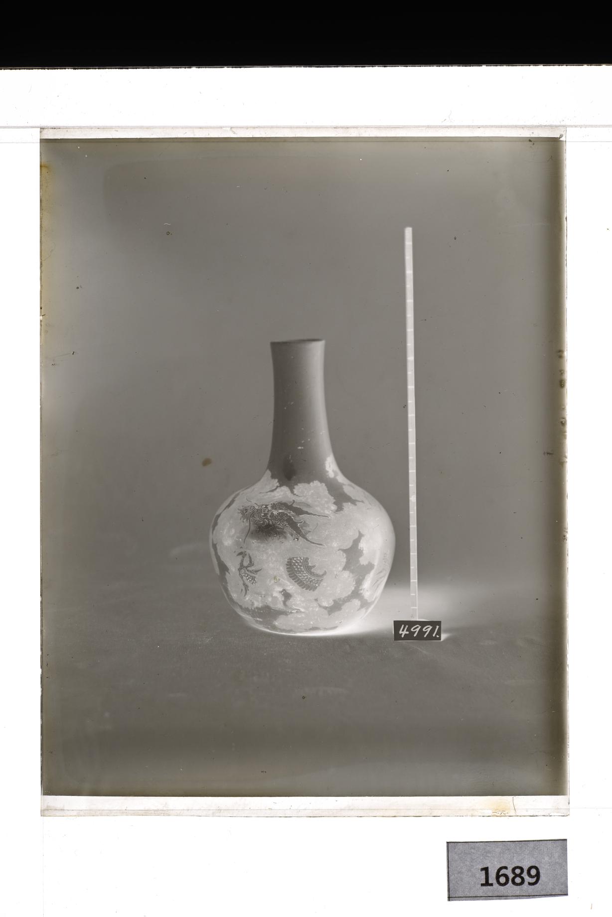 백자청화동채용문병 유리건판