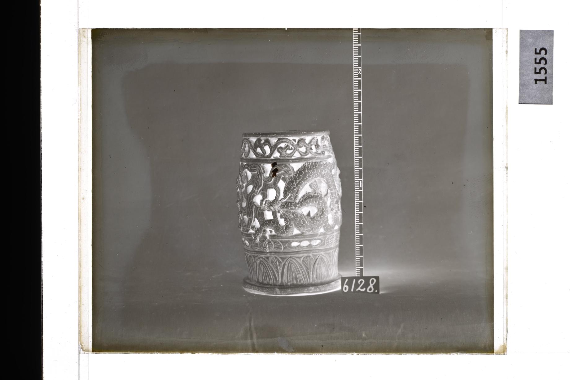 백자투각운룡문돈 유리건판