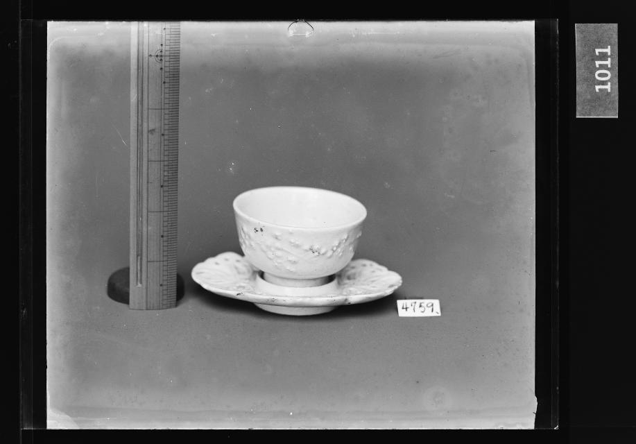 백자양각매화문탁잔 유리건판