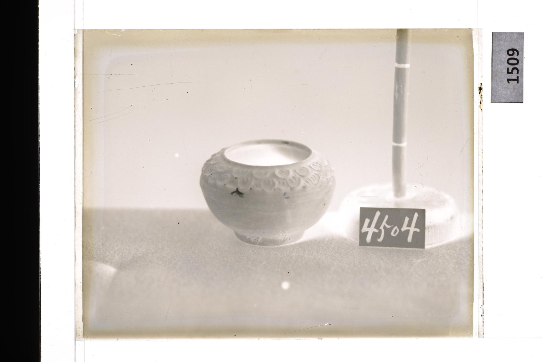 백자양각연판문소호 유리건판