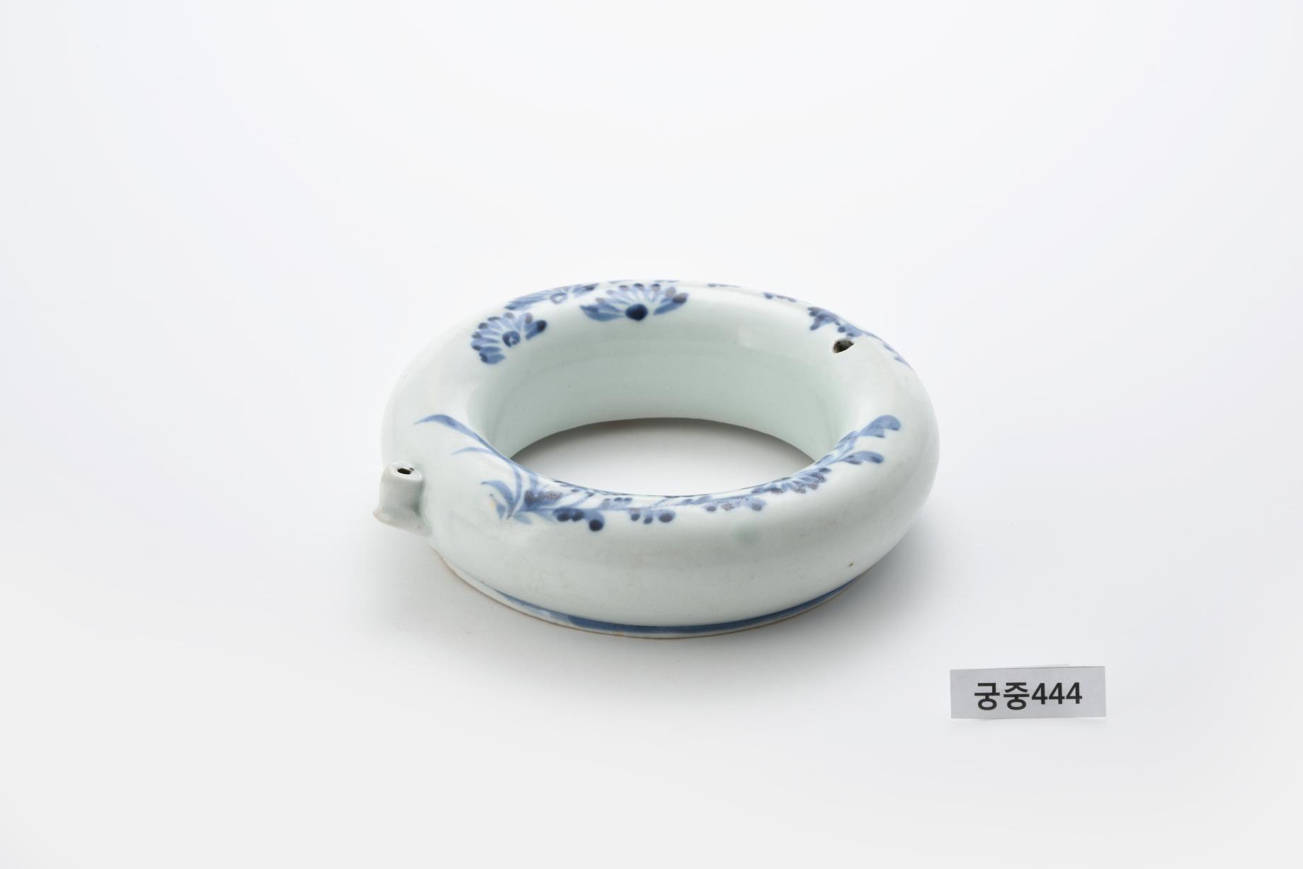 청화백자국화문똬리연적