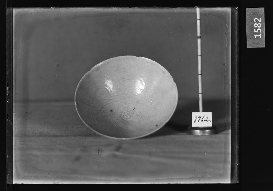 백자음각엽문화형발 유리건판