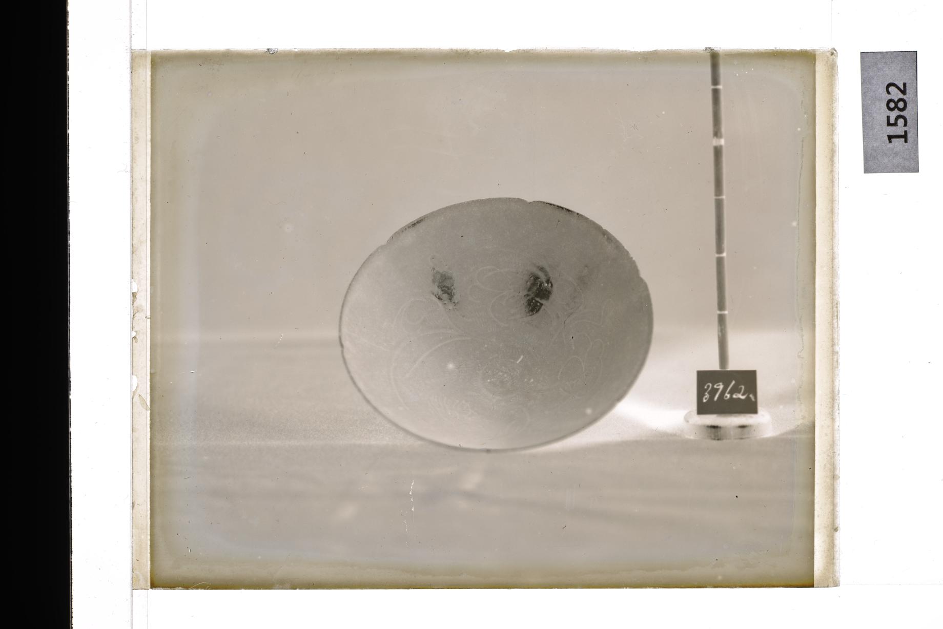 백자음각엽문화형발 유리건판