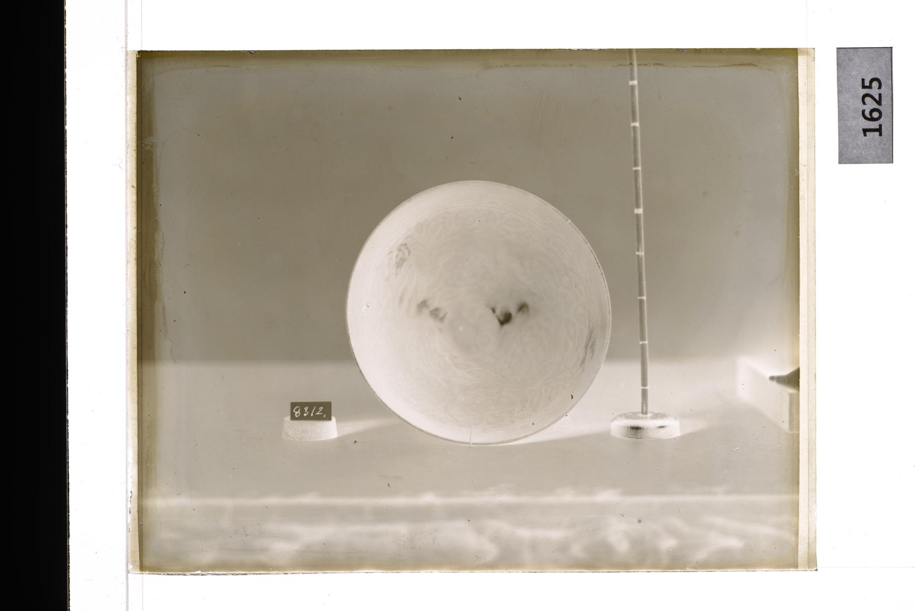 청자압출양각모란문발 유리건판