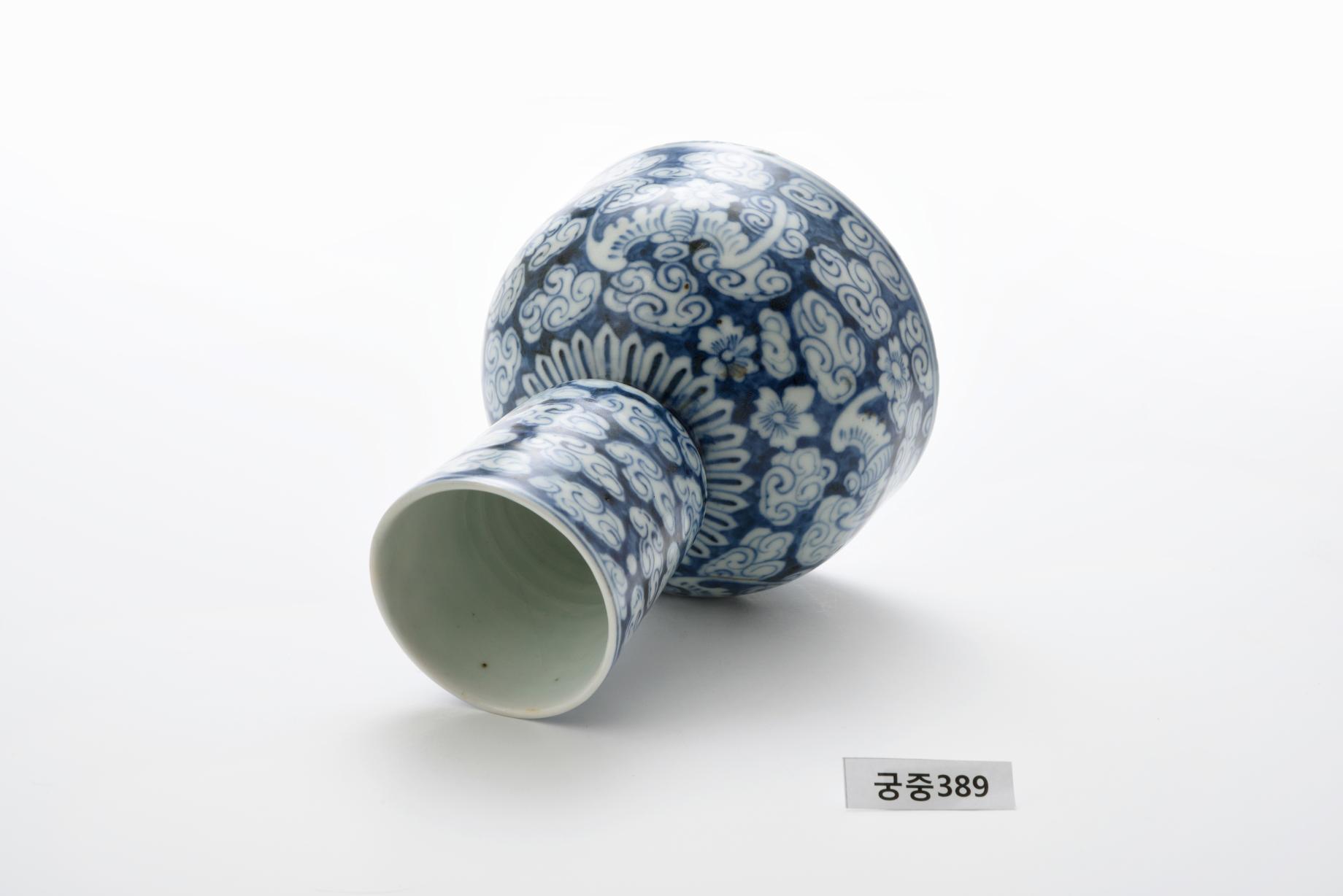 청화백자편복문타구