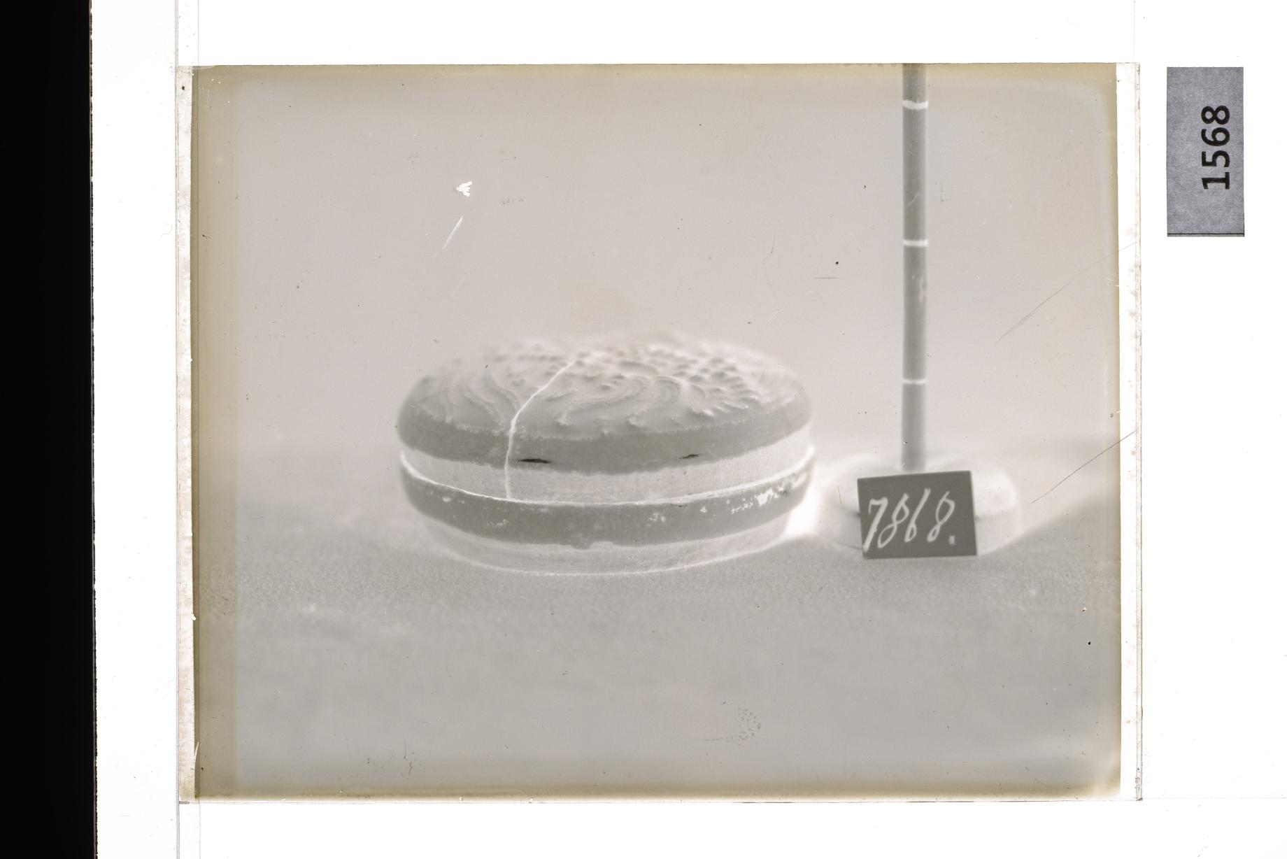 백자양각쌍학문합 유리건판