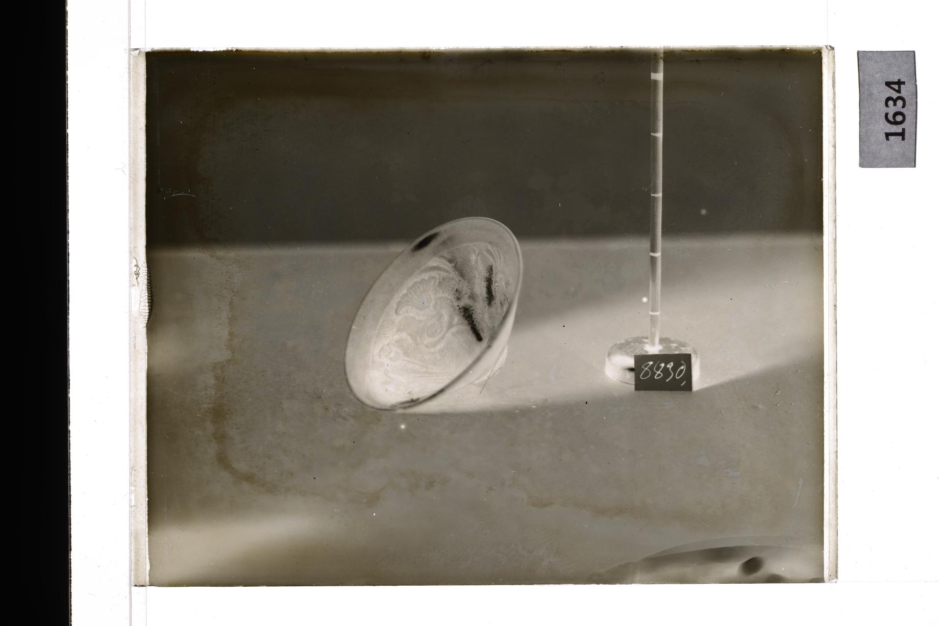 청자압출양각연지수금문완 유리건판