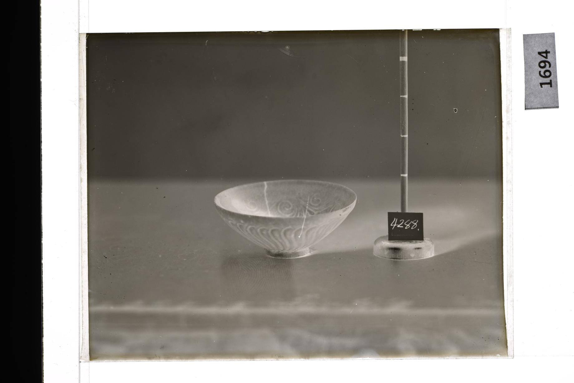 청자음각연판문완 유리건판