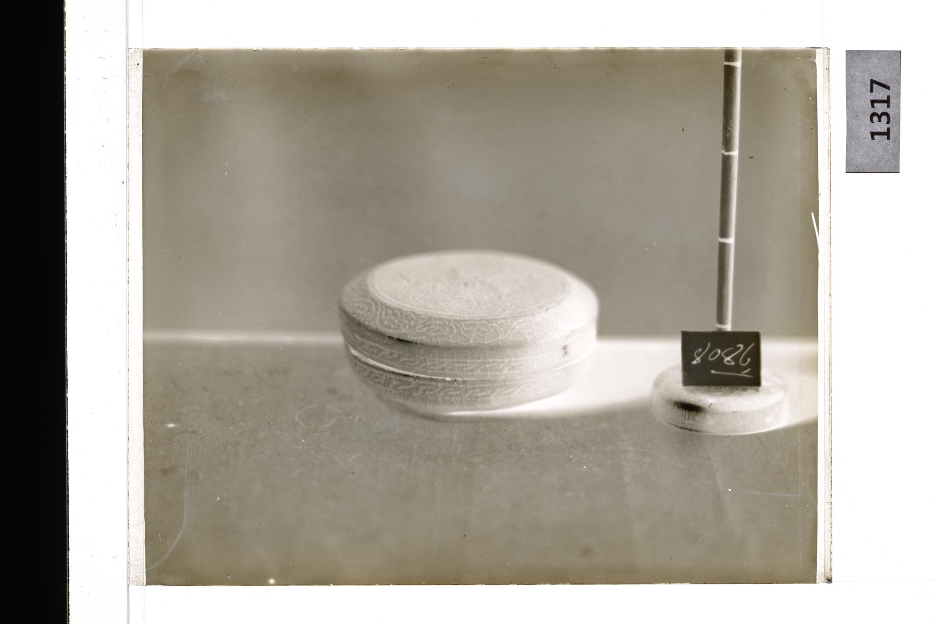 청자음각당초문합 유리건판