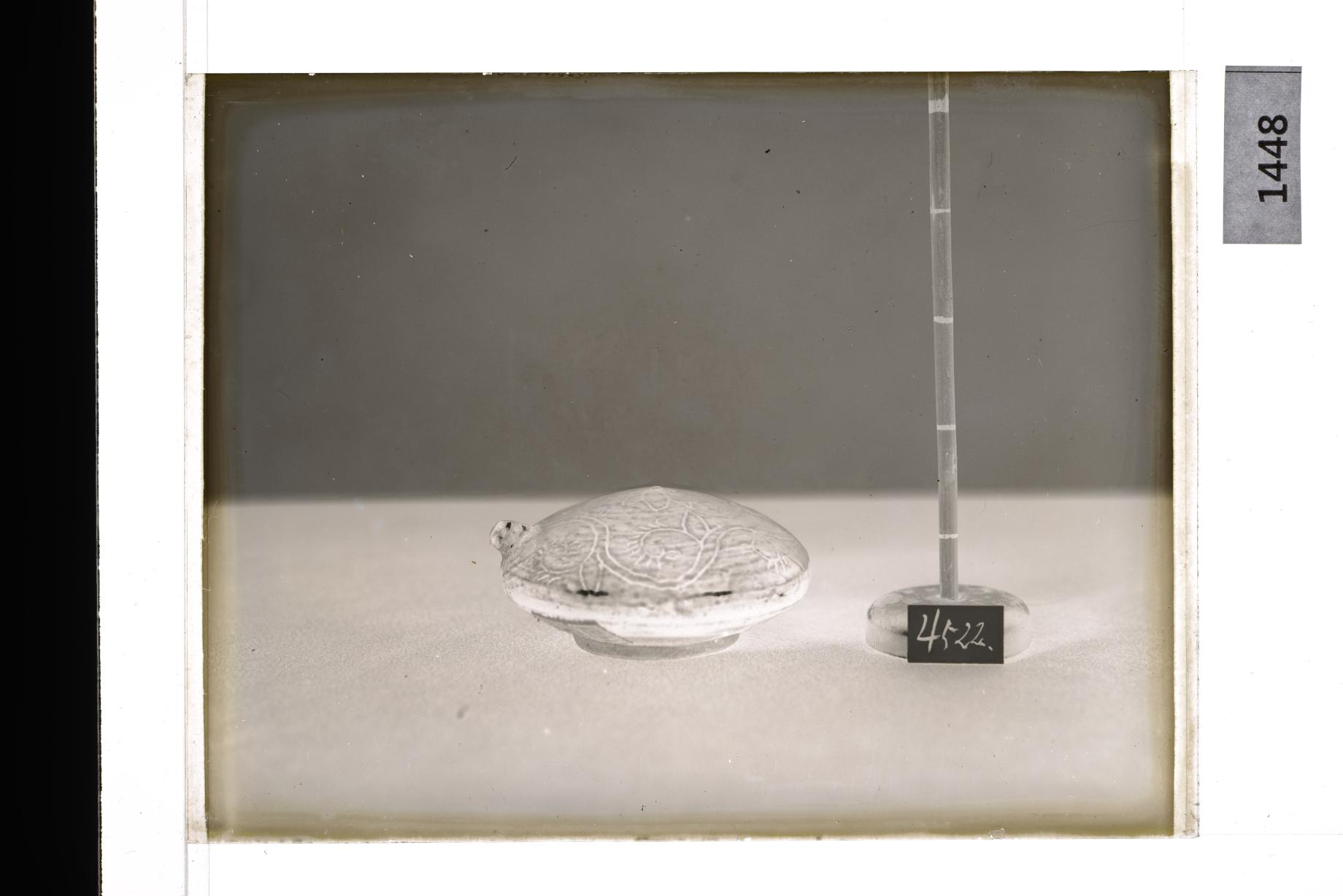 흑유음각당초문연적 유리건판