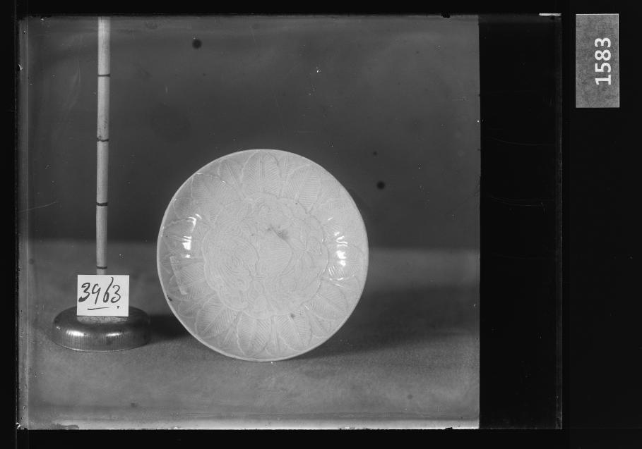 백자압출양각연화수금문접시 유리건판