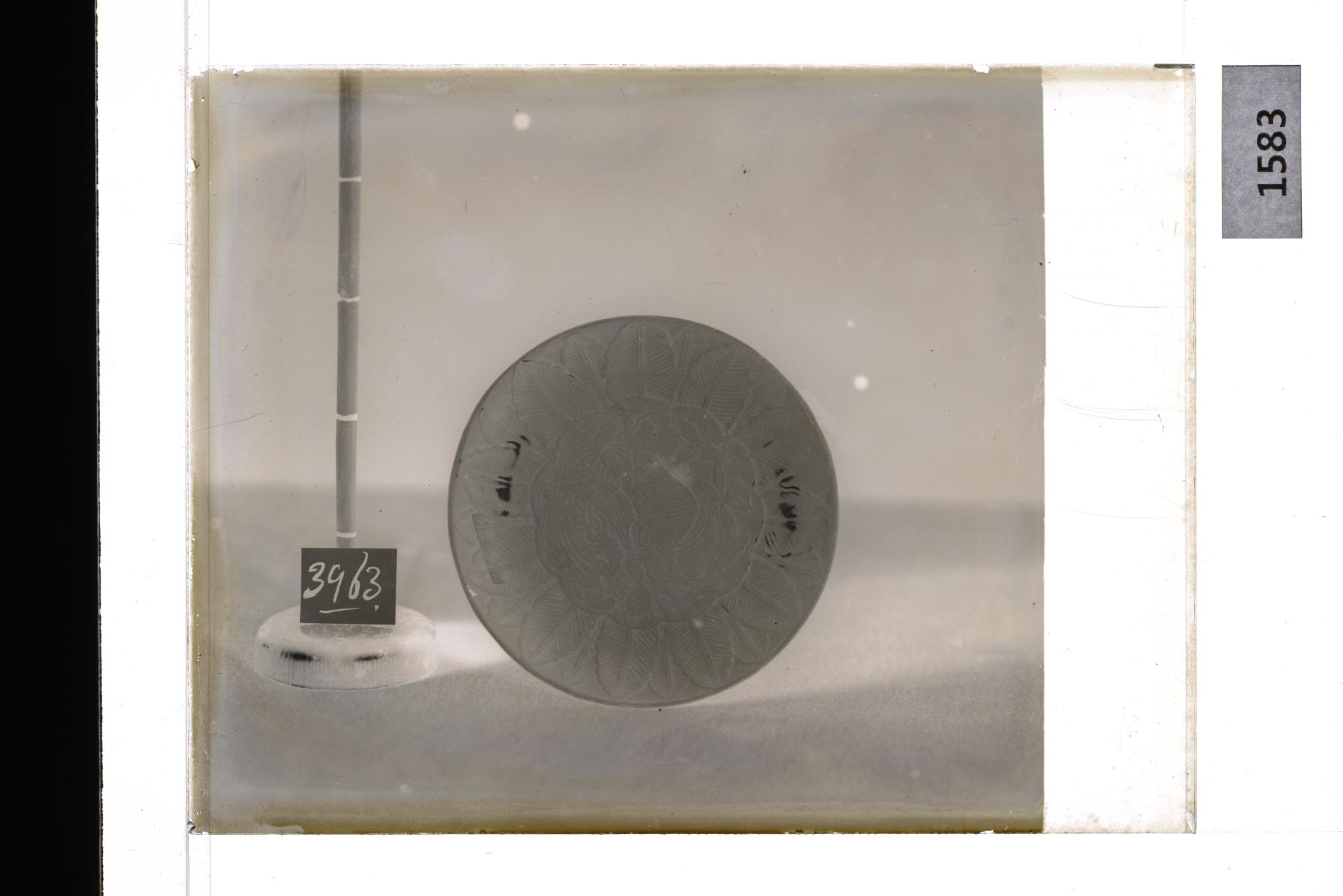 백자압출양각연화수금문접시 유리건판