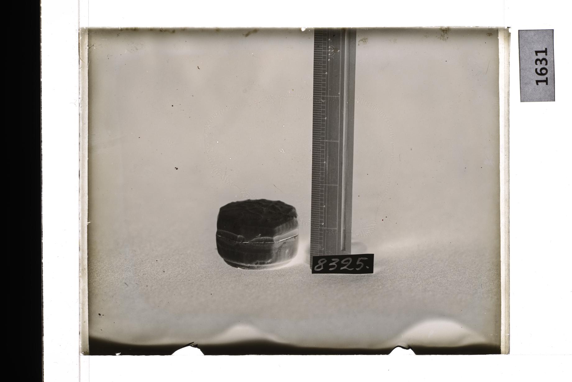 백자양각화문합 유리건판