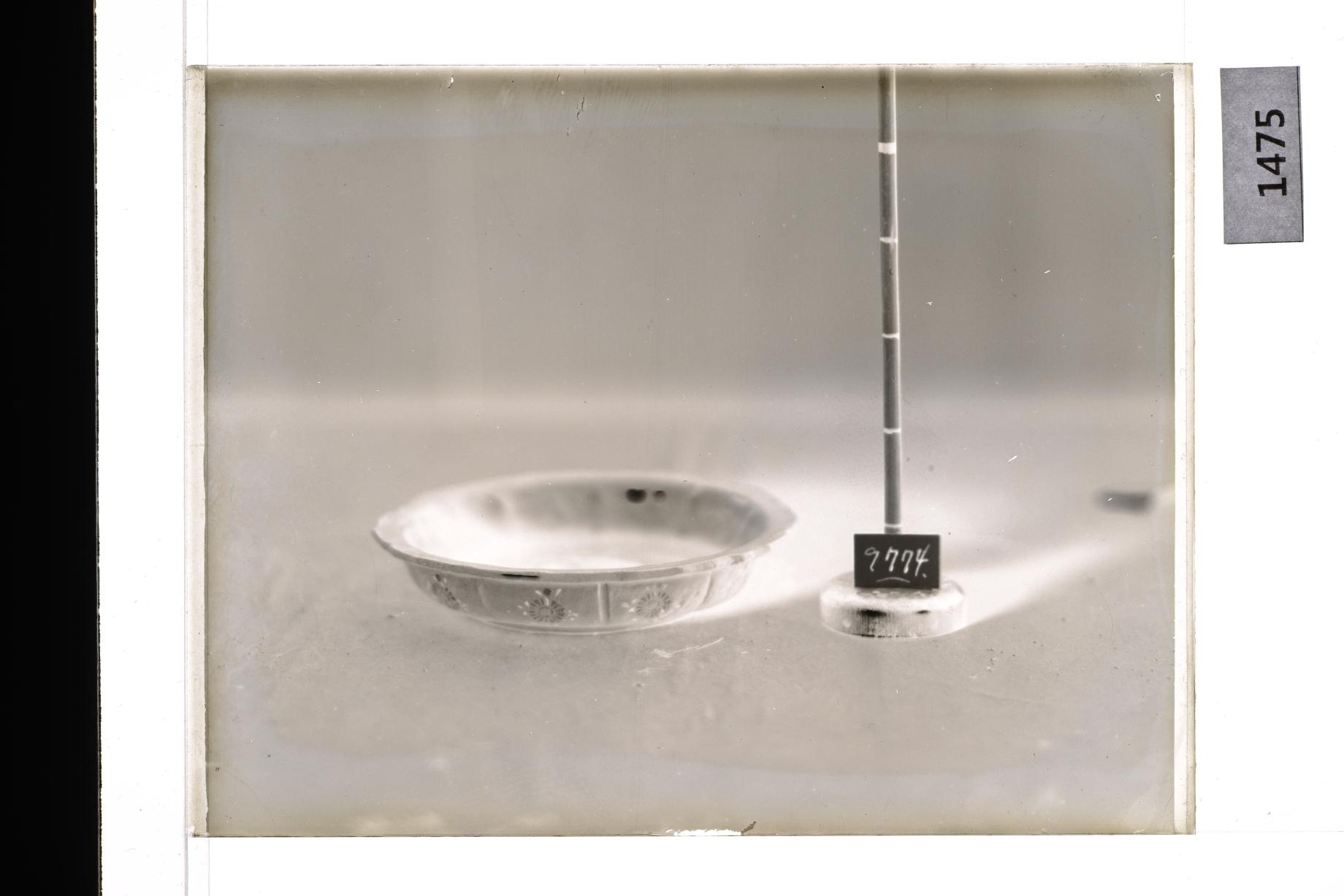 청자상감국화문화형접시 유리건판