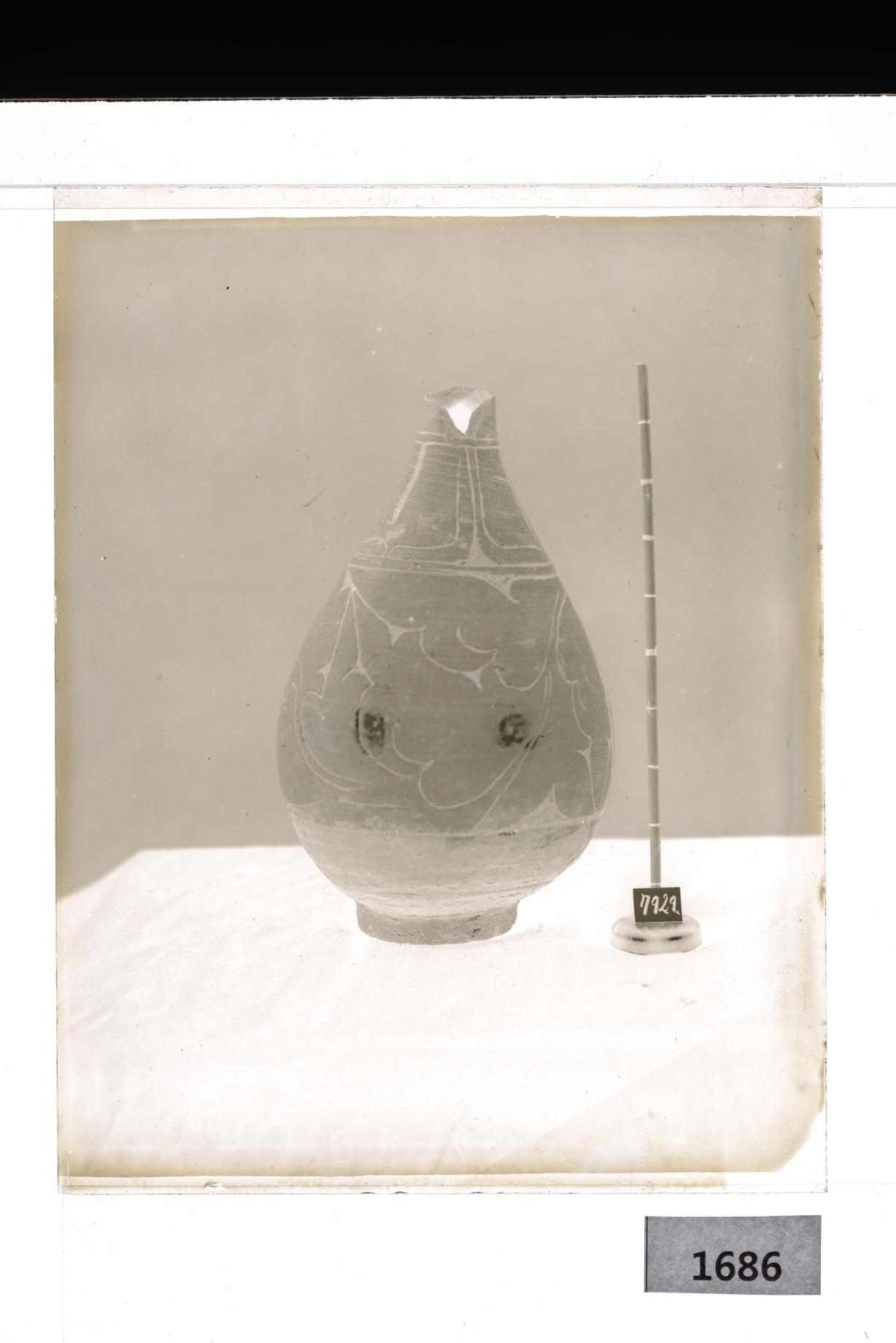 분청사기조화박지모란당초문병 유리건판