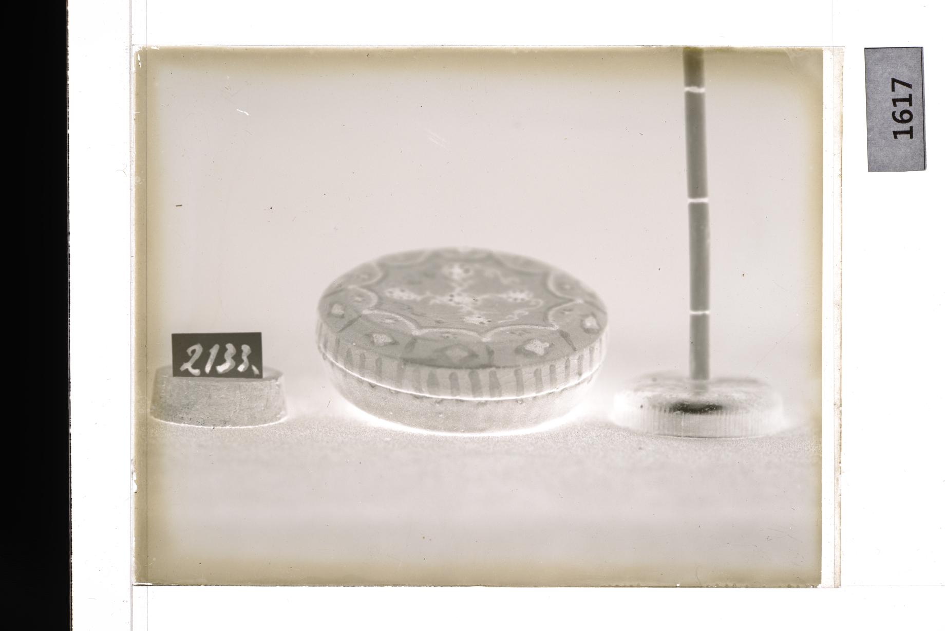 청자상감동채국화문합 유리건판